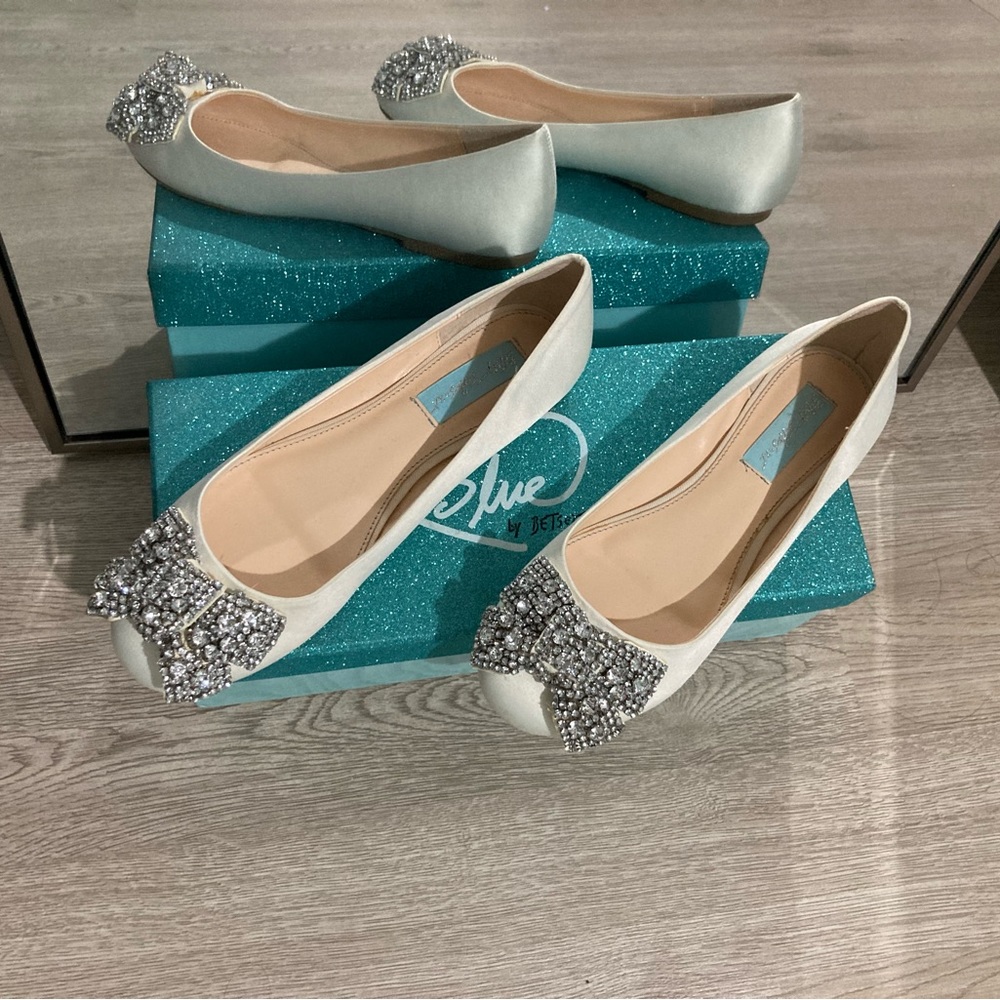 Betsey Johnson size 6 dressy shoes with cute sparkly bow.